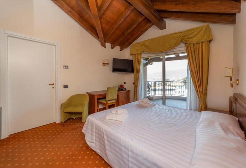 주니어 스위트, Della Torre