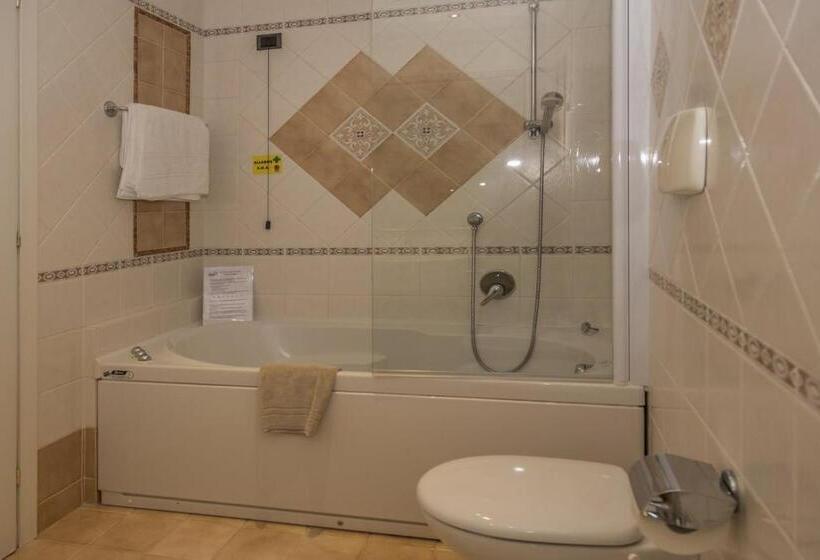 주니어 스위트, Della Torre