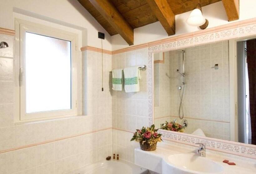 패밀리 룸, Della Torre