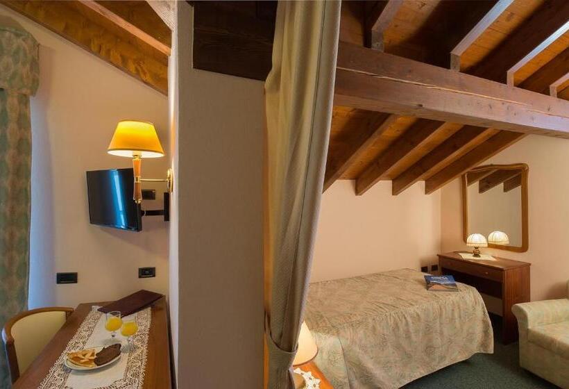 패밀리 룸, Della Torre