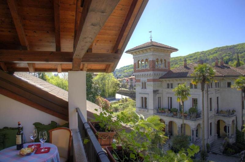 اتاق خانوادگی, Della Torre