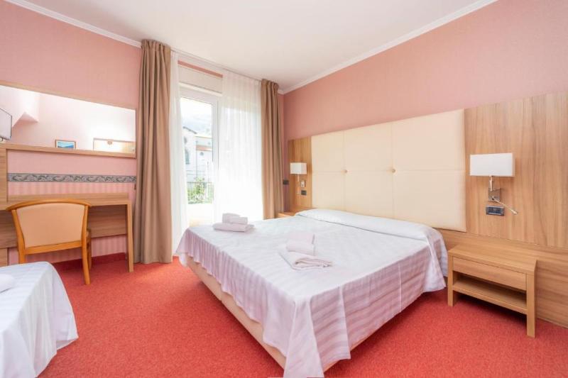 패밀리 룸, Della Torre