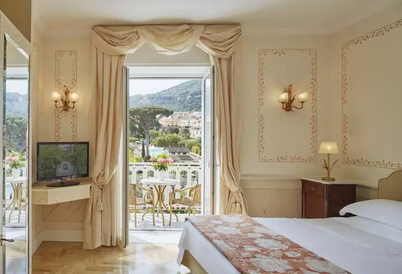 Junior Suite Vista Giardino, Grand Hotel Excelsior Vittoria