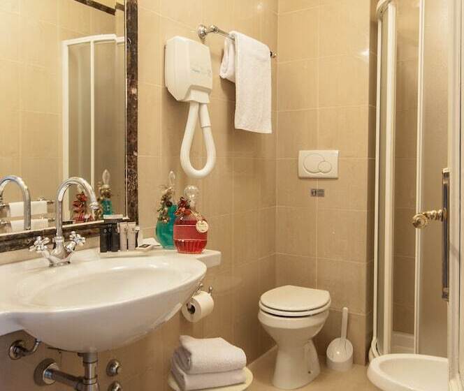 غرفة كلاسيكية ثلاثية, Grand Hotel Royal