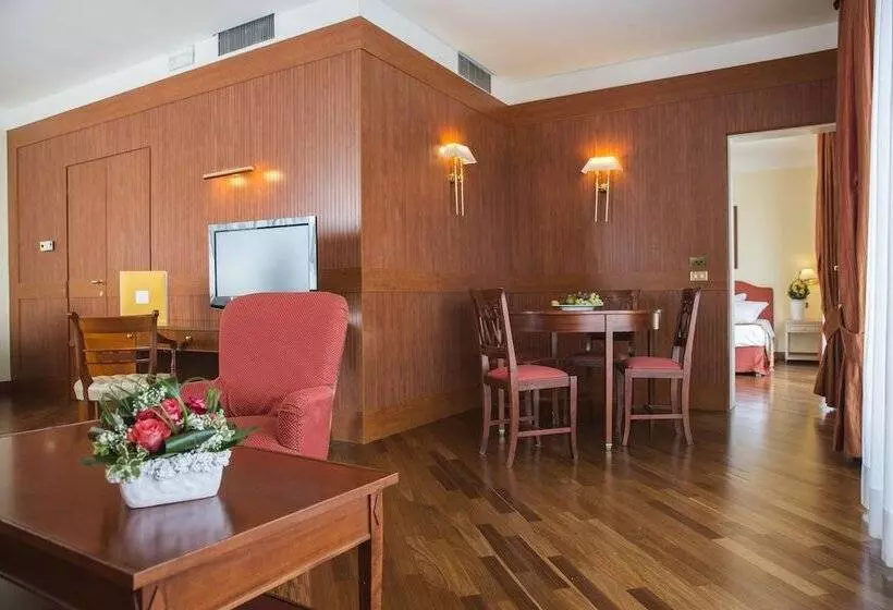 Suite with lake view, Grand Hotel Terme Sirmione