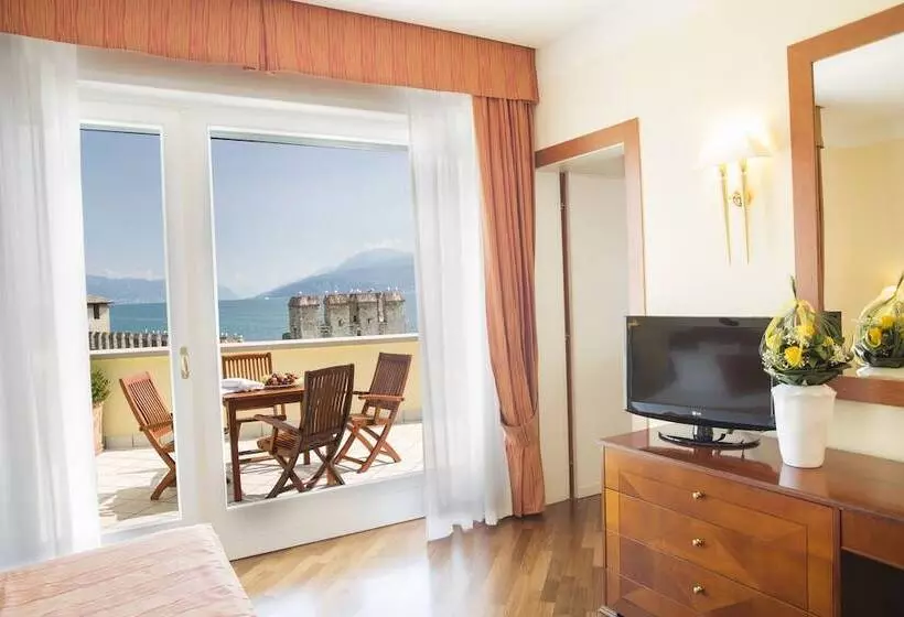 Suite with lake view, Grand Hotel Terme Sirmione