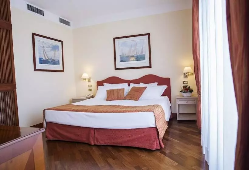Suite with lake view, Grand Hotel Terme Sirmione