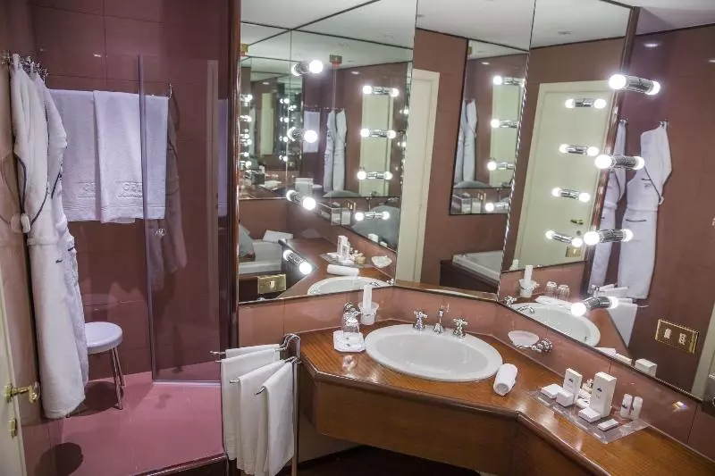 Suite with lake view, Grand Hotel Terme Sirmione