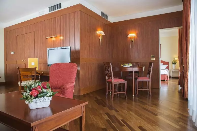 Suite with lake view, Grand Hotel Terme Sirmione