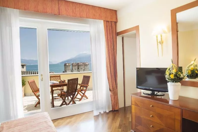 Suite with lake view, Grand Hotel Terme Sirmione
