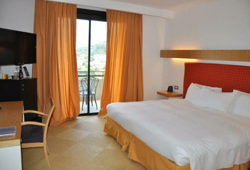 스탠다드 룸 킹사이즈 침대, Hilton Sorrento Palace