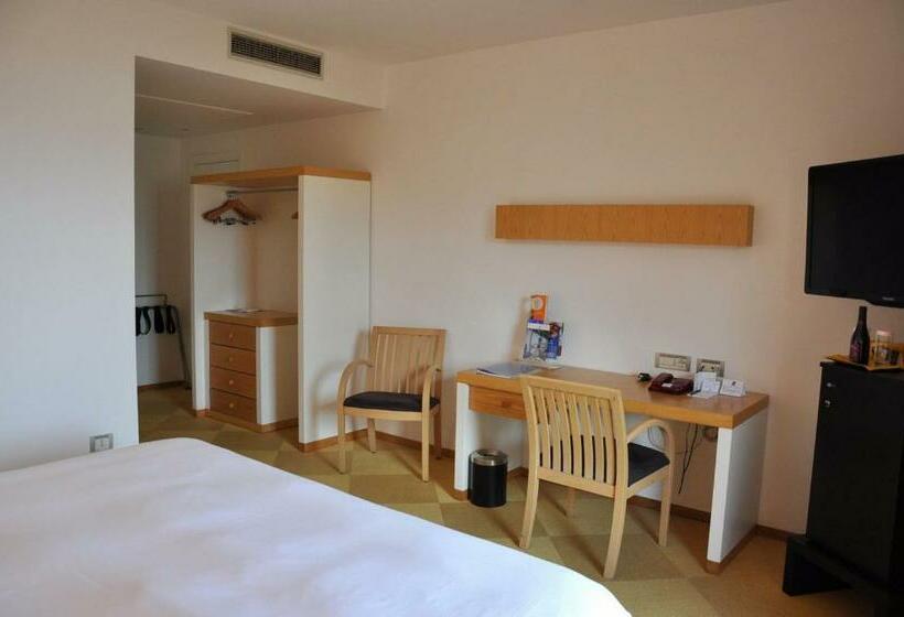 스탠다드 룸 킹사이즈 침대, Hilton Sorrento Palace