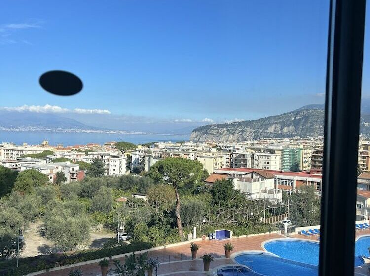 디럭스 4인 룸, Hilton Sorrento Palace