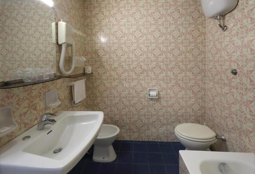 اتاق استاندارد چهار تخته با چشمانداز دریا, Lido Mediterranee