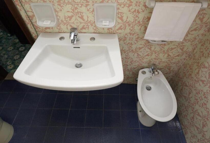 اتاق استاندارد چهار تخته با چشمانداز دریا, Lido Mediterranee