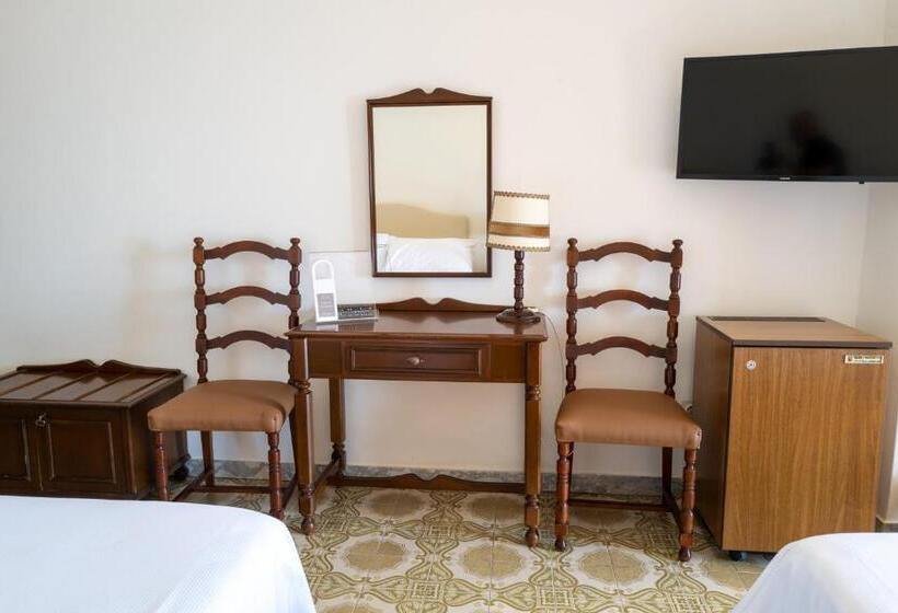 اتاق استاندارد چهار تخته با چشمانداز دریا, Lido Mediterranee