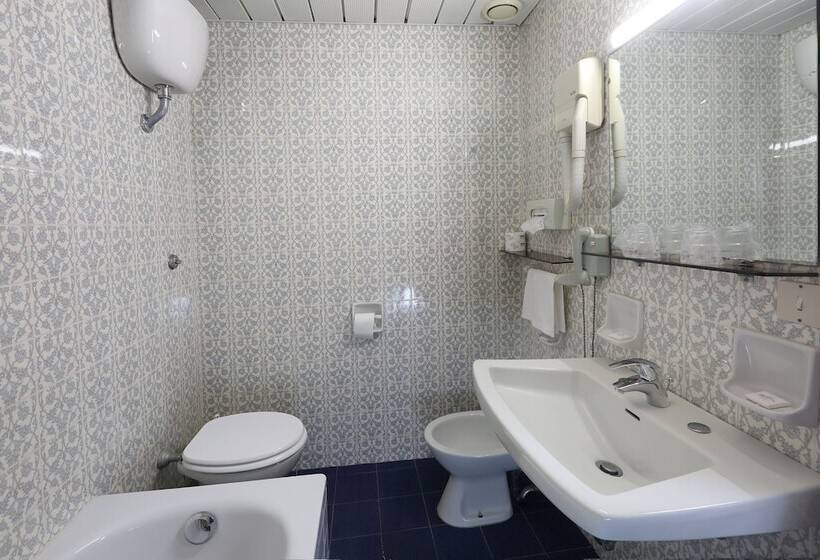 اتاق راحتی با چشمانداز دریا, Lido Mediterranee