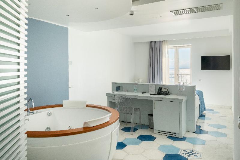 סוויטת ג'וניור, Lloyd S Baia