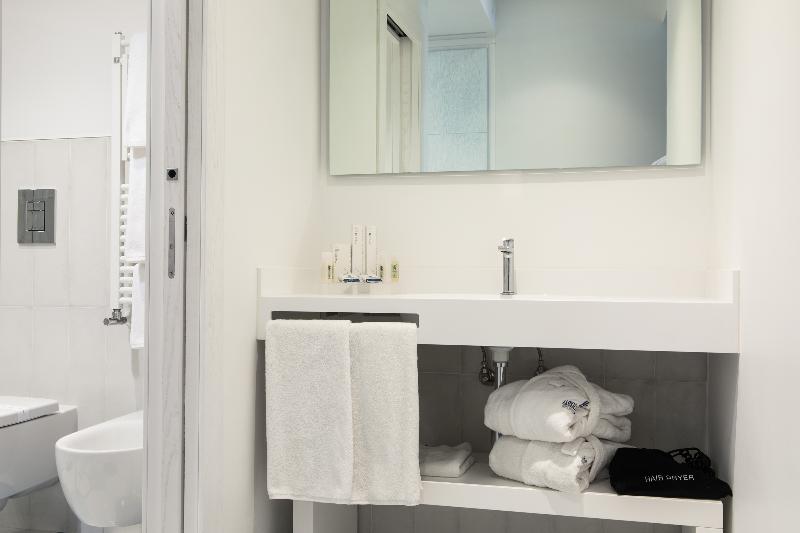 סוויטה, Lloyd S Baia