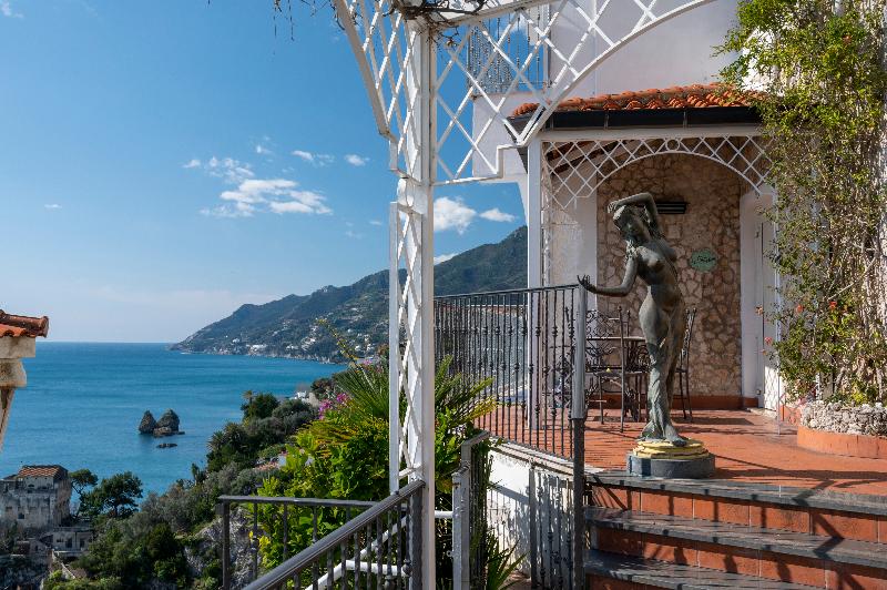 סוויטה, Lloyd S Baia