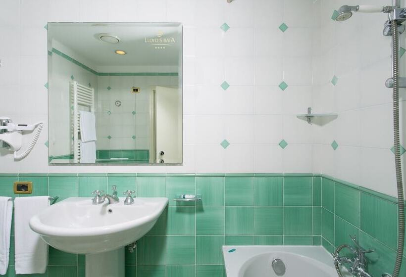 חדר סטנדרט לשלושה עם נוף צדדי לים, Lloyd S Baia