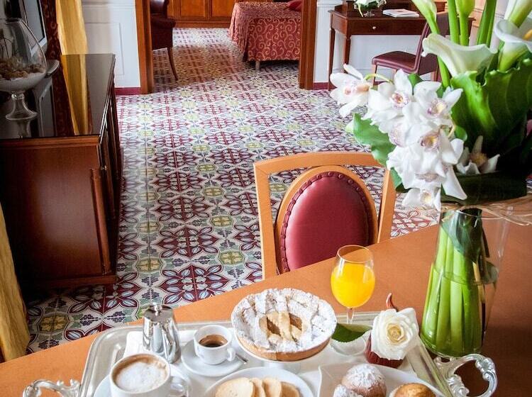 סוויטה נוף לים, Lloyd S Baia