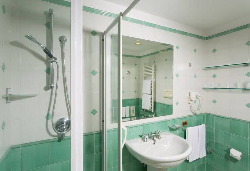 Quarto Estandar, Lloyd S Baia