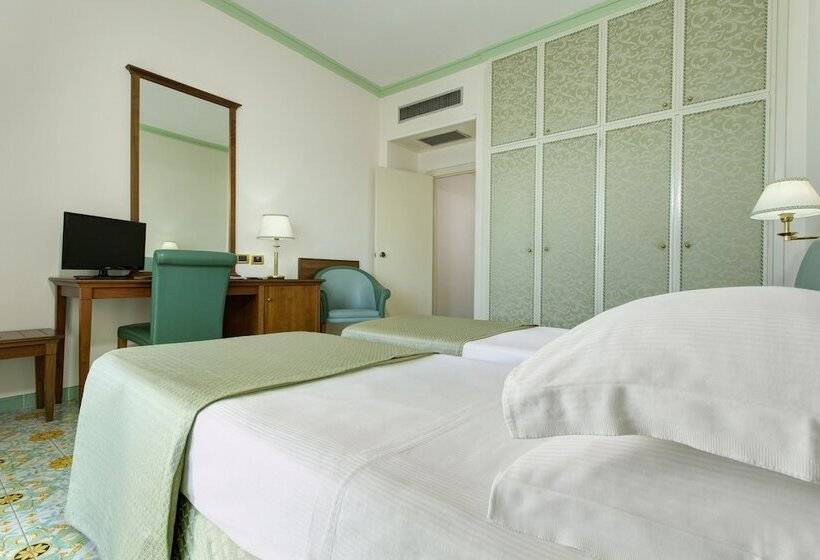 Quarto Estandar, Lloyd S Baia