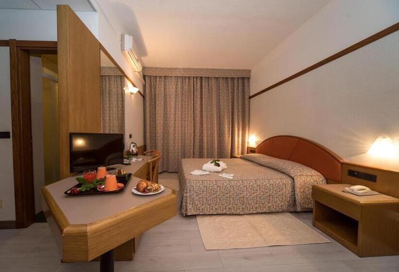 غرفة قياسية, New Petit