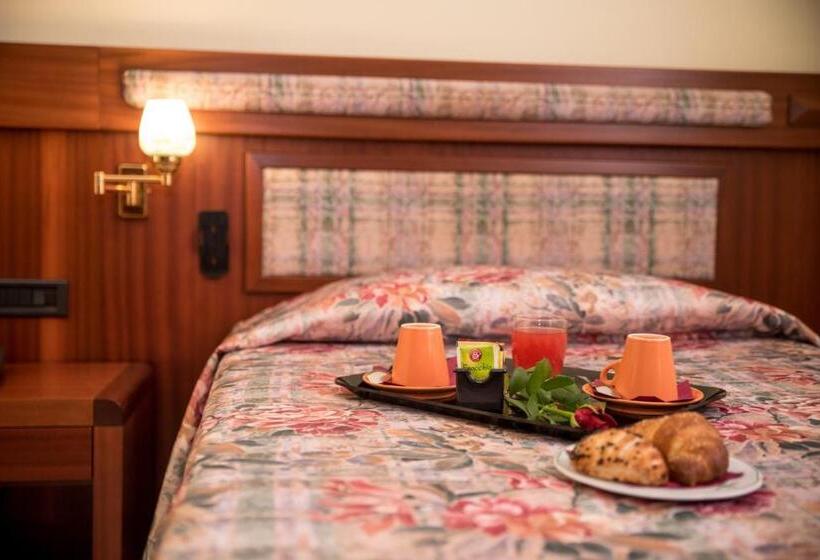 غرفة كلاسيكية, New Petit