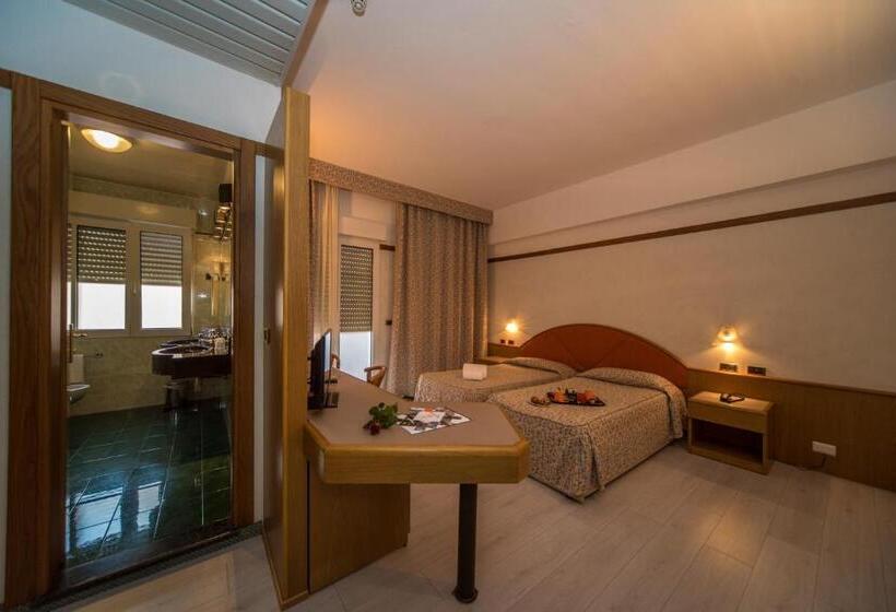 غرفة قياسية ثلاثية, New Petit