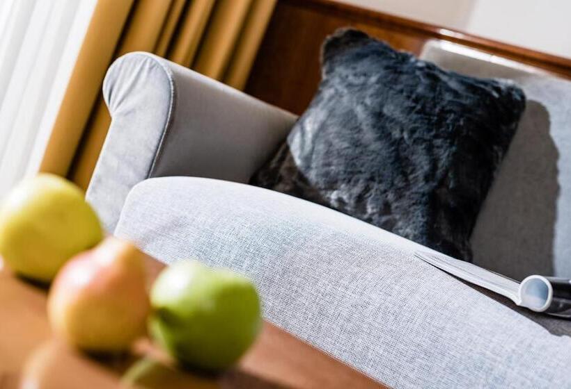 패밀리 주니어 스위트, Oswald