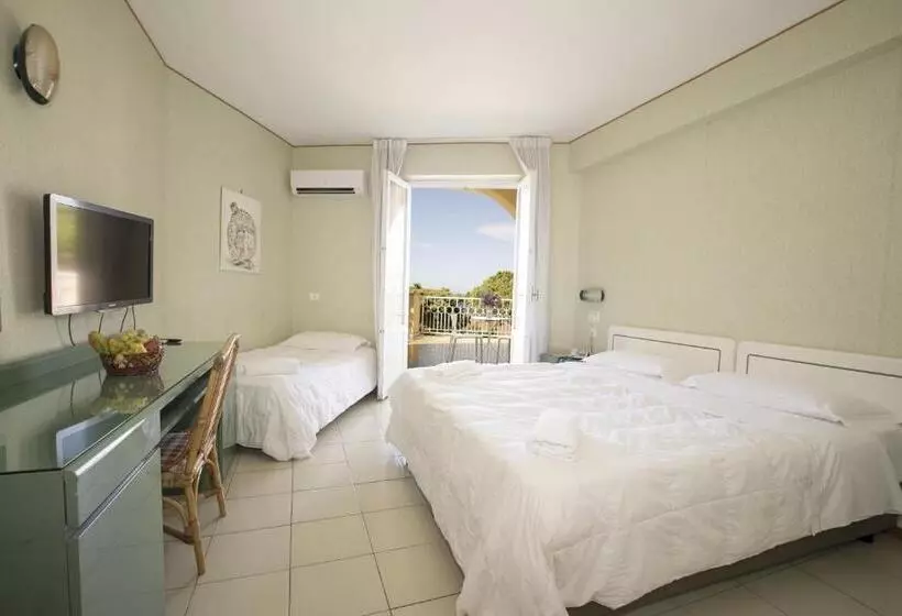 اتاق کلاسیک سه تخته, Perla Del Golfo Resort