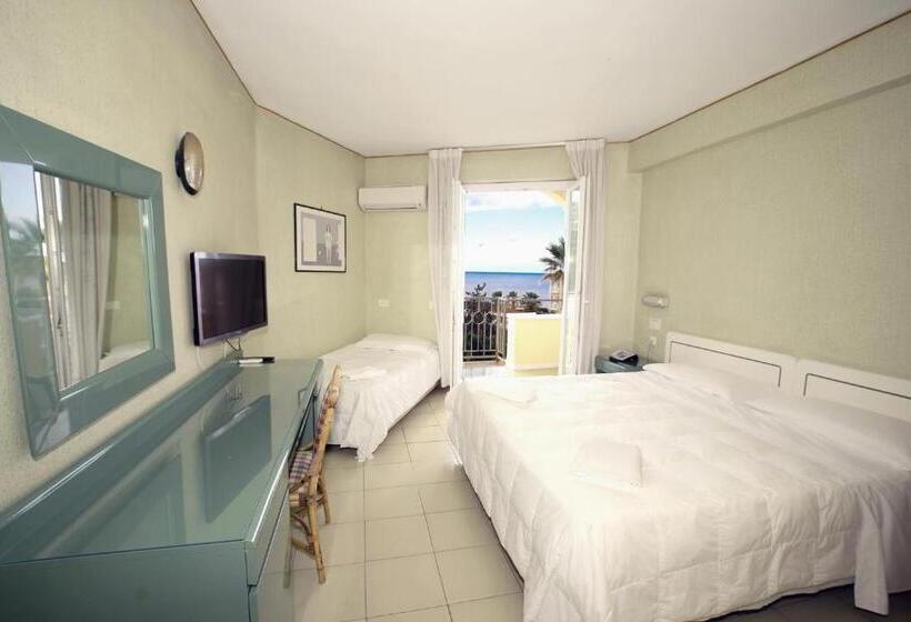 اتاق کلاسیک سه تخته, Perla Del Golfo Resort