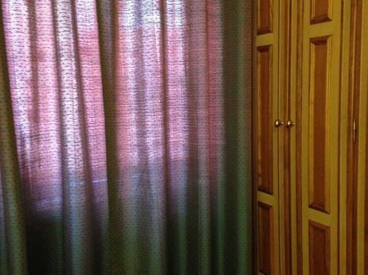 غرفة قياسية فردية, Rey