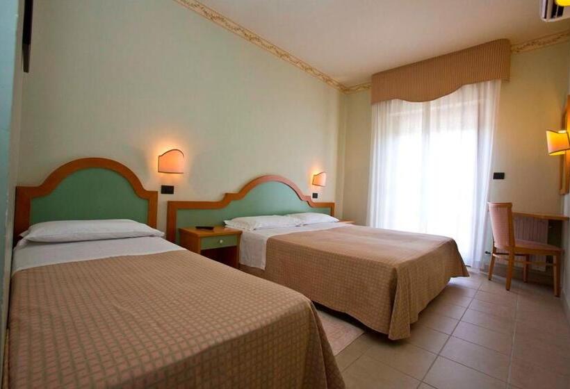 غرفة قياسية ثلاثية مزودة بشرفة, Sayonara