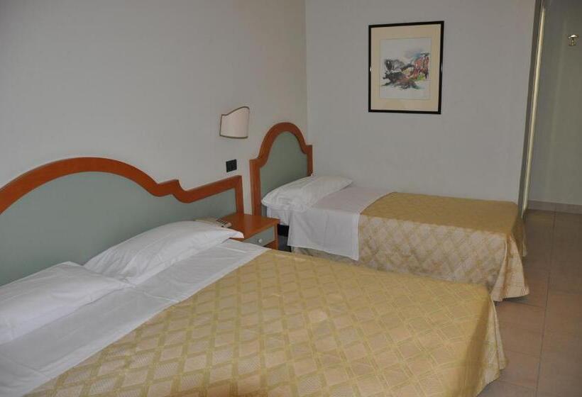 غرفة قياسية ثلاثية مزودة بشرفة, Sayonara