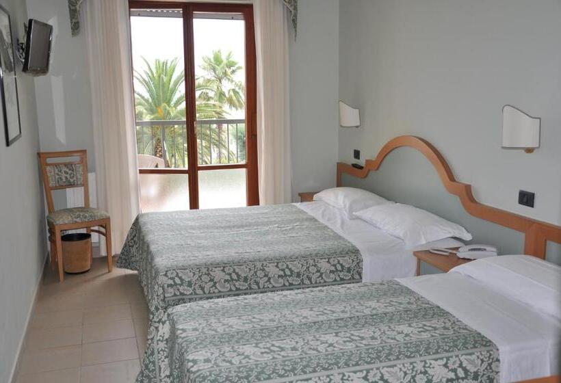 غرفة قياسية ثلاثية مزودة بشرفة, Sayonara