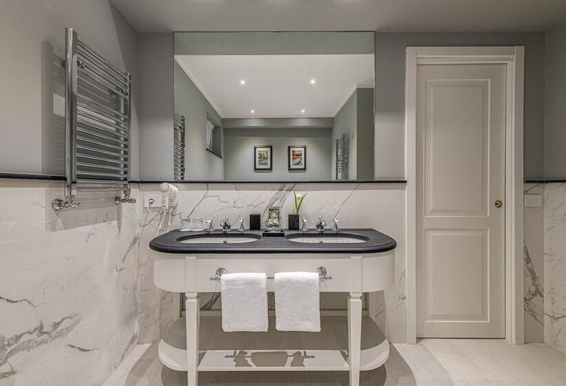 סוויטה דלוקס, Vis à Vis