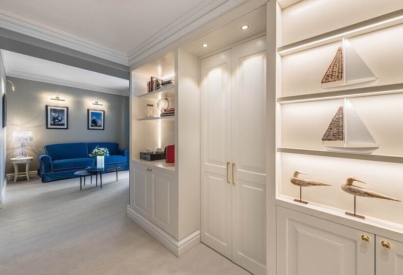 סוויטה דלוקס, Vis à Vis