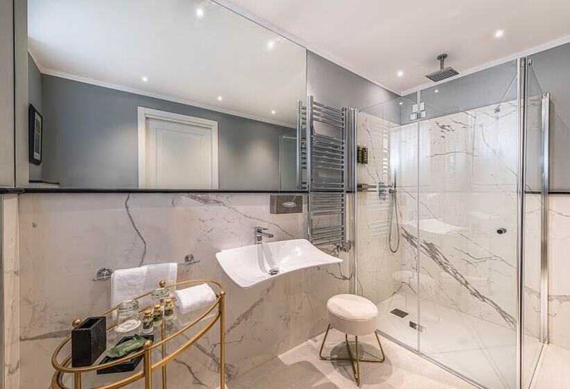 סוויטת ג'וניור דלוקס, Vis à Vis