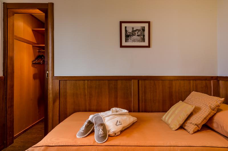 חדר משפחתי, Vis à Vis