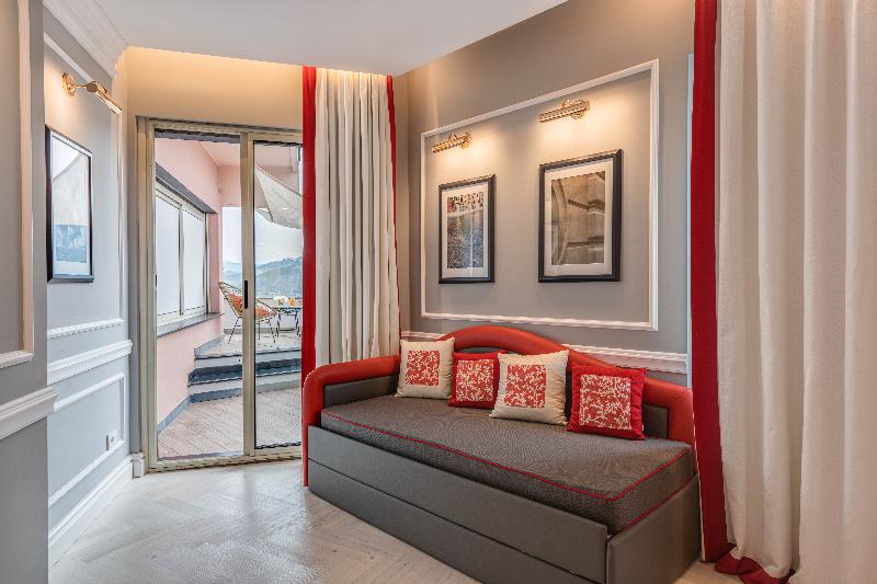 סוויטה דלוקס, Vis à Vis