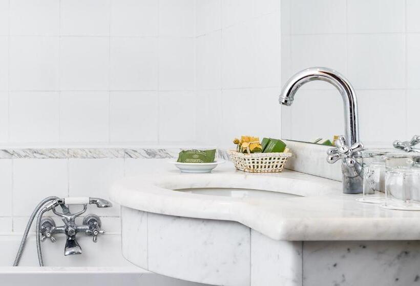 חדר משפחתי, Vis à Vis