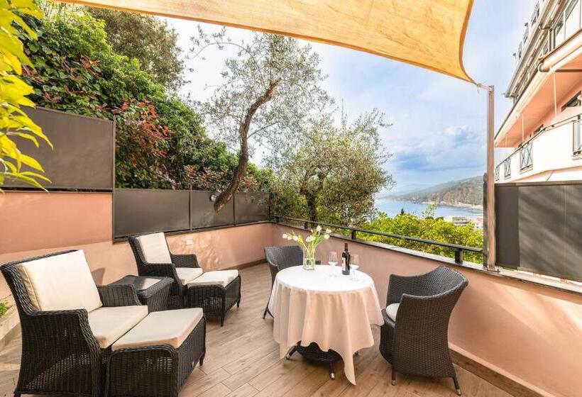 סוויטה עם מרפסת, Vis à Vis