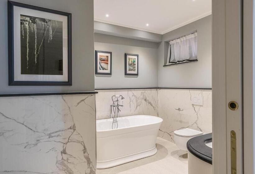 סוויטה עם מרפסת, Vis à Vis