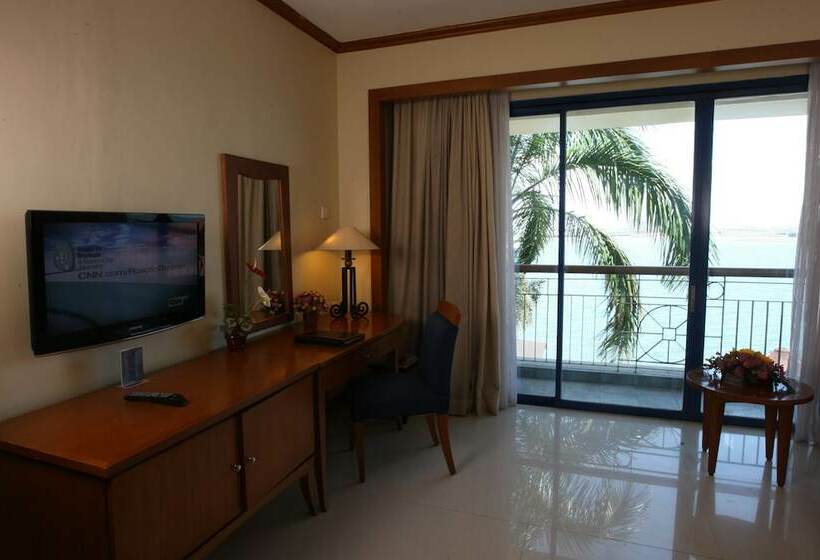 غرفة ديلوكس مطلّة علي البحر, Makassar Golden