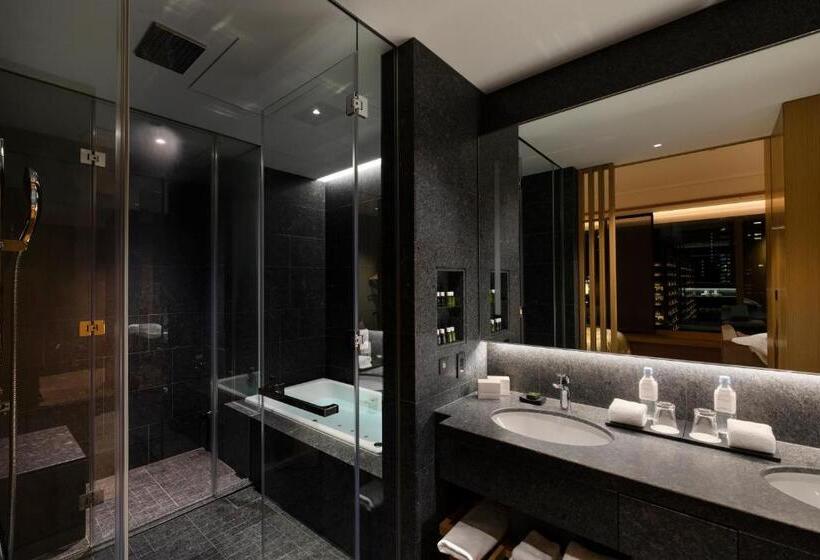Полулюкс Клуб, The Okura Tokyo