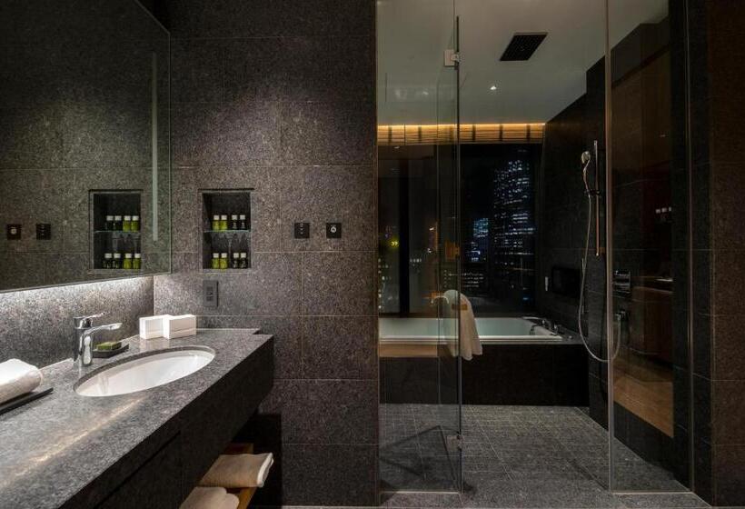 Полулюкс Клуб, The Okura Tokyo