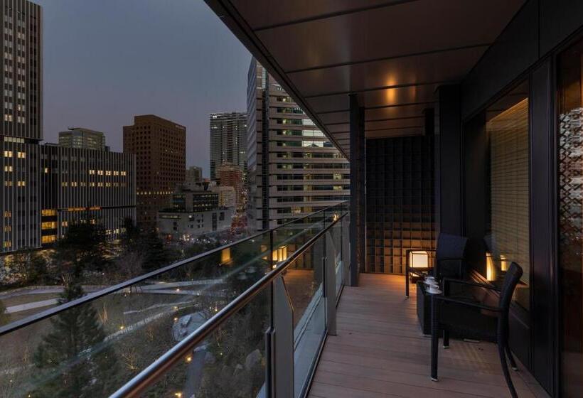 Полулюкс Клуб, The Okura Tokyo